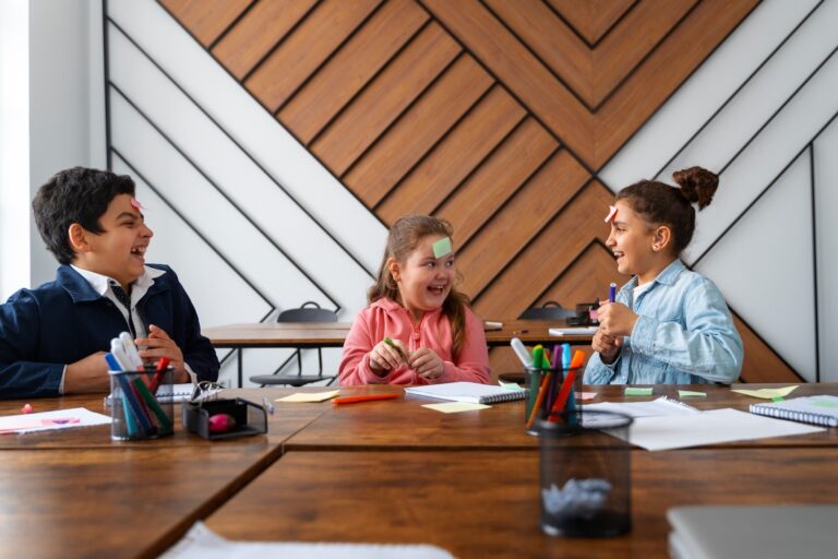 Wie Boori-Schreibtische, -Tische und -Stühle das Lernen von Kindern während der gesamten Grundschulzeit im Vereinigten Königreich unterstützen