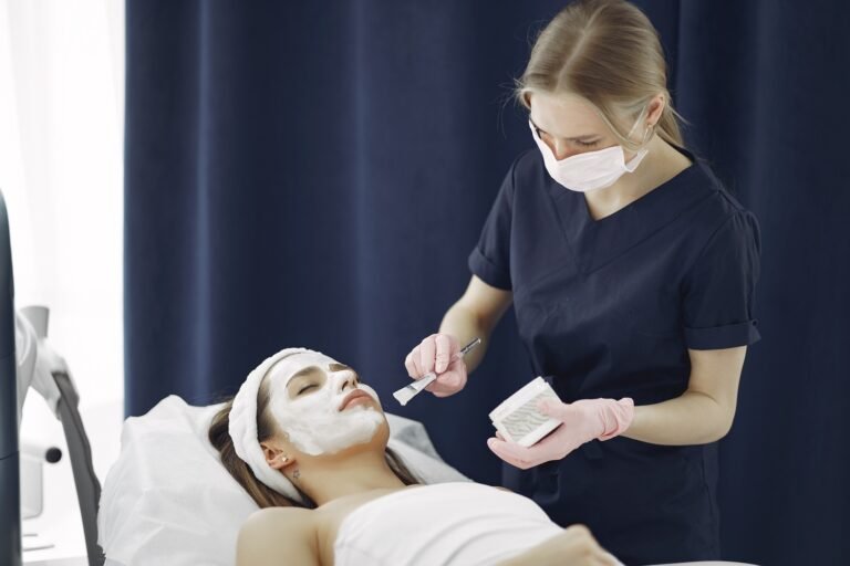Gesichtspflege mit System – Vasculaze, Peelings und professionelle Treatments Gesichtspflege mit System - Vasculaze, Peelings und professionelle Treatments