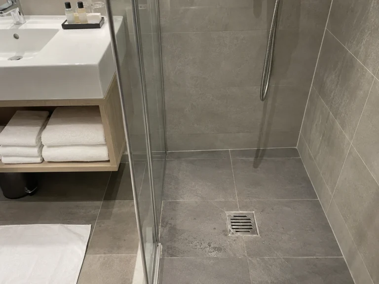 Abflussgeruch im Hotelbad Ursachen bei der Hotelreinigung