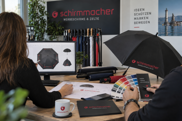 Vom Logo zur Druckfläche: wie viel Gestaltung verträgt ein Regenschirm? Die Gestaltungslogik von Schirmmacher Vom Logo zur Druckfläche wie viel Gestaltung verträgt ein Regenschirm Die Gestaltungslogik von Schirmmacher